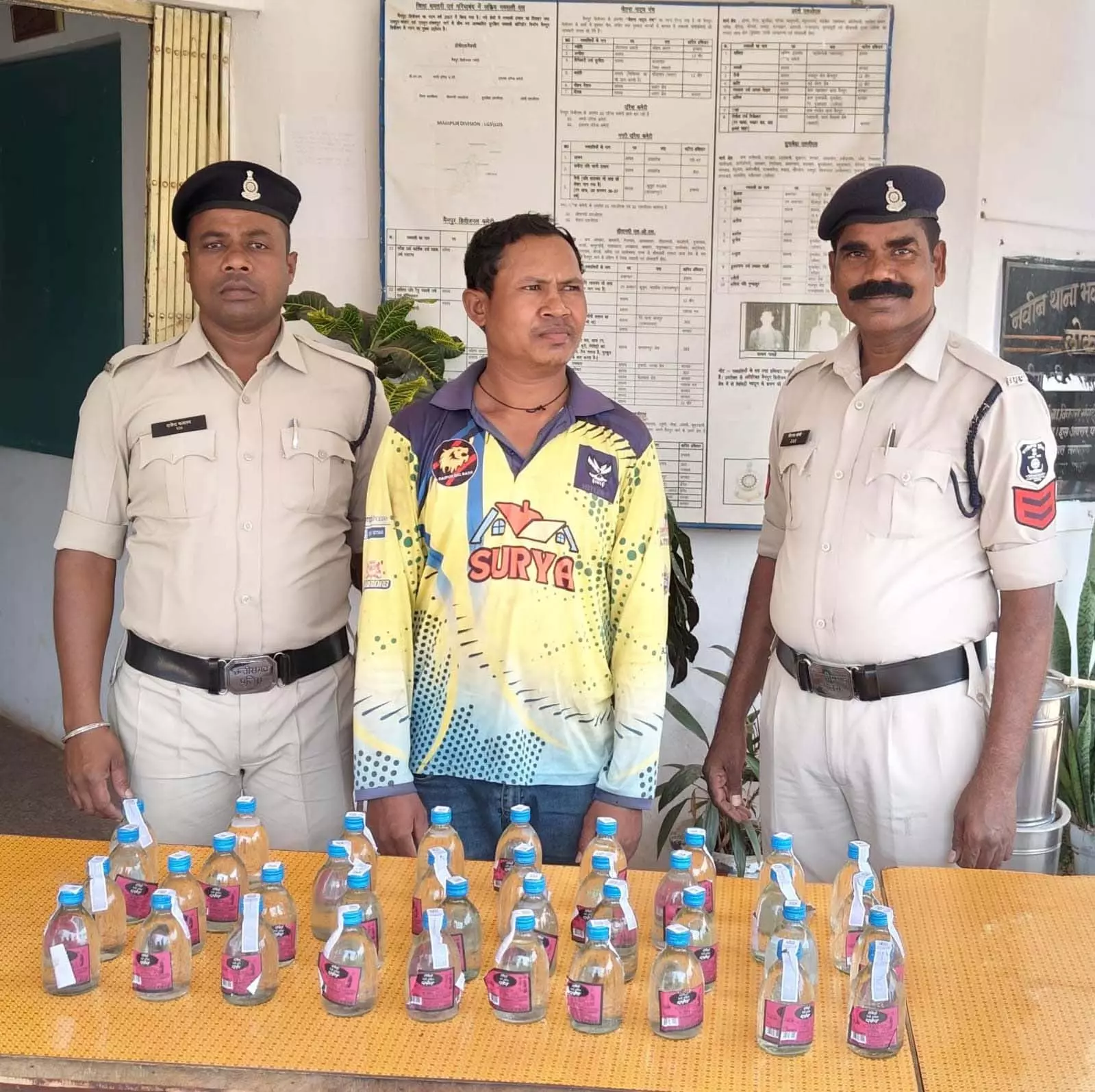 नहर पुल के पास शराब बेचने वाला गिरफ्तार नहर पुल के पास शराब बेचने वाला गिरफ्तार