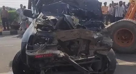 कैंटर से टकराई पुलिस की गाड़ी, एक सब इंस्पेक्टर समेत 4 की मौत कैंटर से टकराई पुलिस की गाड़ी, एक सब इंस्पेक्टर समेत 4 की मौत