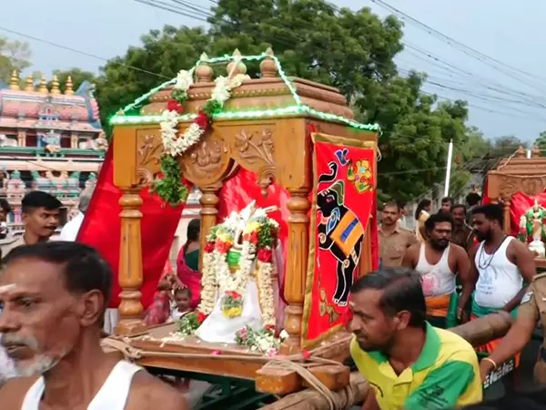 Sivakasi भद्रकालीअम्मन मंदिर चिथिरई उत्सव के दौरान रात के आसमान में शानदार आतिशबाजी की गई Sivakasi भद्रकालीअम्मन मंदिर चिथिरई उत्सव के दौरान रात के आसमान में शानदार आतिशबाजी की गई