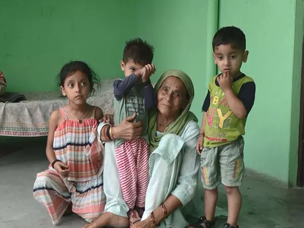 नियंत्रण रेखा पर ताजा गोलीबारी के कारण Akhnoor में ग्रामीणों को अपना घर छोड़ना पड़ा नियंत्रण रेखा पर ताजा गोलीबारी के कारण Akhnoor में ग्रामीणों को अपना घर छोड़ना पड़ा