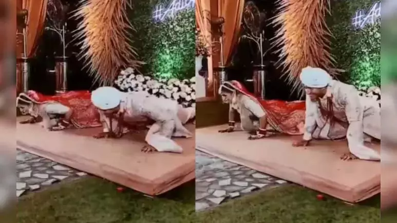 स्टेज पर ही पुश-अप्स मारने लगे दूल्हा-दुल्हन, देखें वायरल हुआ VIDEO स्टेज पर ही पुश-अप्स मारने लगे दूल्हा-दुल्हन, देखें वायरल हुआ VIDEO