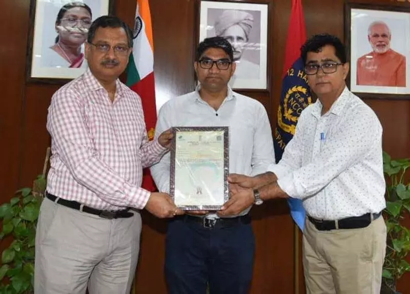 Haryana: शोधकर्ता को मिट्टी के कूलर के लिए पेटेंट प्रदान किया Haryana: शोधकर्ता को मिट्टी के कूलर के लिए पेटेंट प्रदान किया