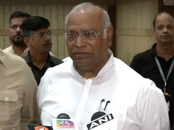 ऑपरेशन सिंदूर के बाद सर्वदलीय बैठक में कांग्रेस ने केंद्र का समर्थन किया, खड़गे ने PM Modi की अनुपस्थिति पर सवाल उठाए ऑपरेशन सिंदूर के बाद सर्वदलीय बैठक में कांग्रेस ने केंद्र का समर्थन किया, खड़गे ने PM Modi की अनुपस्थिति पर सवाल उठाए