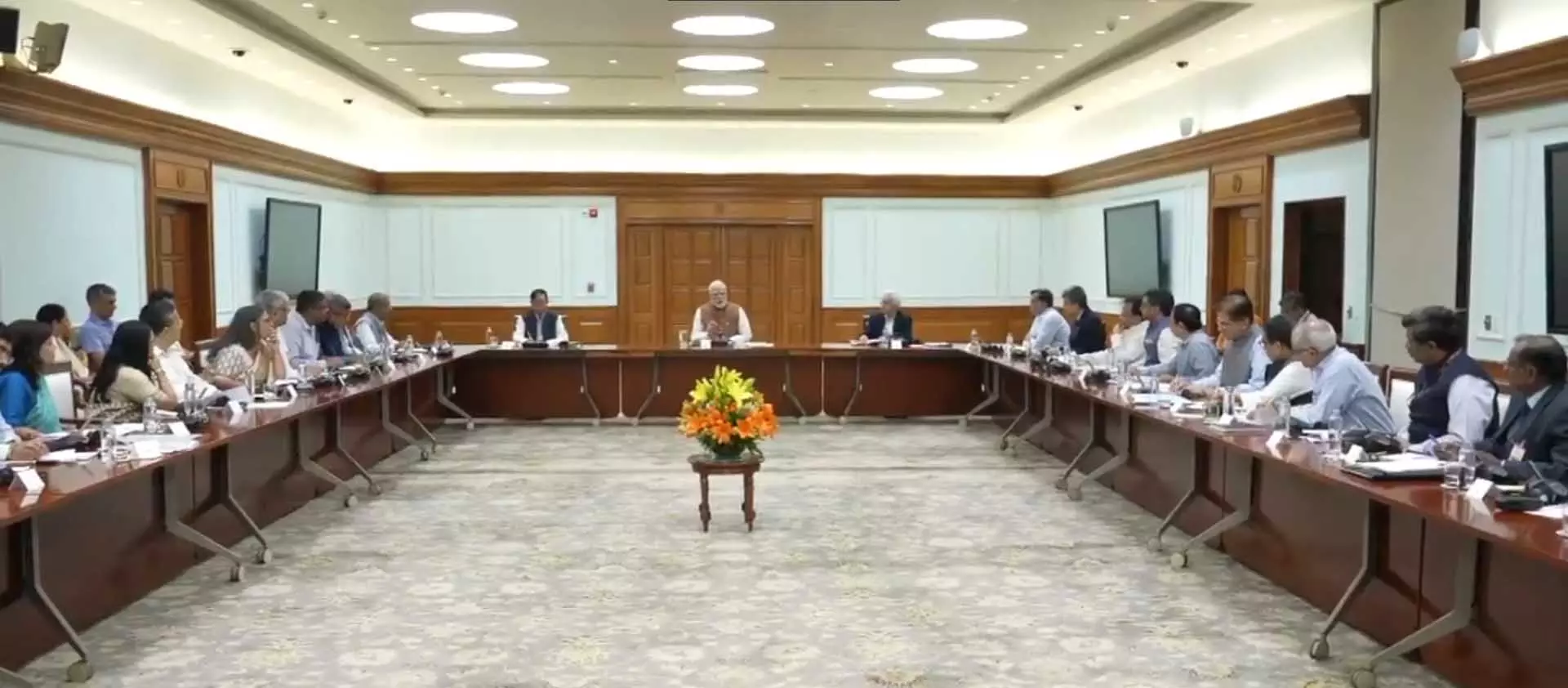 प्रधानमंत्री मोदी की बड़ी बैठक...पाकिस्तान का एयर डिफेंस सिस्टम तबाह, युद्ध जैसे हालात प्रधानमंत्री मोदी की बड़ी बैठक...पाकिस्तान का एयर डिफेंस सिस्टम तबाह, युद्ध जैसे हालात