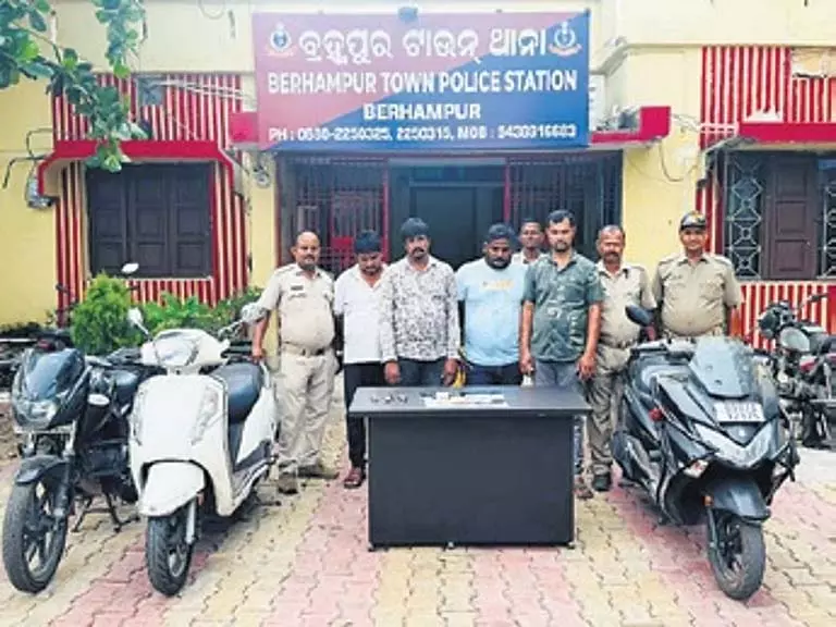 बरहामपुर में IPL सट्टेबाजी के आरोप में पांच लोग गिरफ्तार बरहामपुर में IPL सट्टेबाजी के आरोप में पांच लोग गिरफ्तार