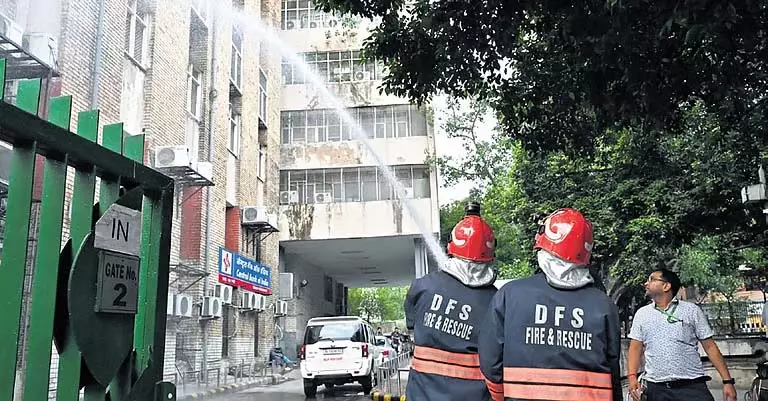 Delhi: मॉक ड्रिल से लाजपत नगर निवासियों में उत्सुकता और उत्साह बढ़ा Delhi: मॉक ड्रिल से लाजपत नगर निवासियों में उत्सुकता और उत्साह बढ़ा