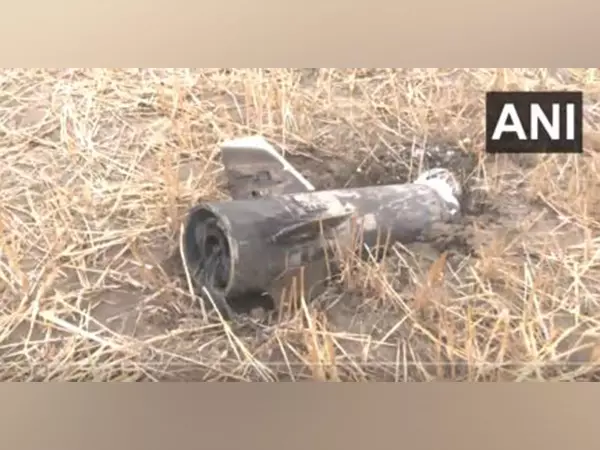 Amritsar गांव में मिसाइल का मलबा मिला, सेना बुलाई गई Amritsar गांव में मिसाइल का मलबा मिला, सेना बुलाई गई