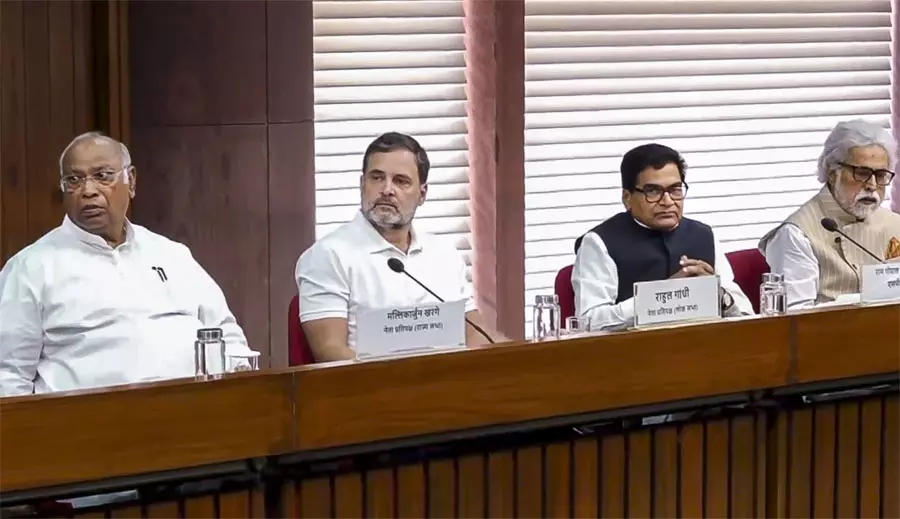 New Delhi: सेना के समर्थन में एकजुटता दिखाते हुए राहुल गांधी ने विशेष सत्र की मांग की: खरगे New Delhi: सेना के समर्थन में एकजुटता दिखाते हुए राहुल गांधी ने विशेष सत्र की मांग की: खरगे