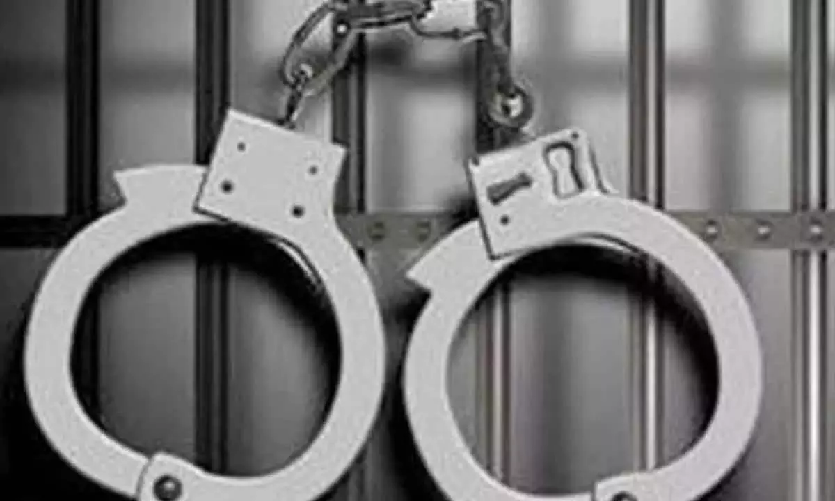Crime branch ने ऑनलाइन स्टॉक धोखाधड़ी मामले में मुख्य आरोपी को किया गिरफ्तार Crime branch ने ऑनलाइन स्टॉक धोखाधड़ी मामले में मुख्य आरोपी को किया गिरफ्तार