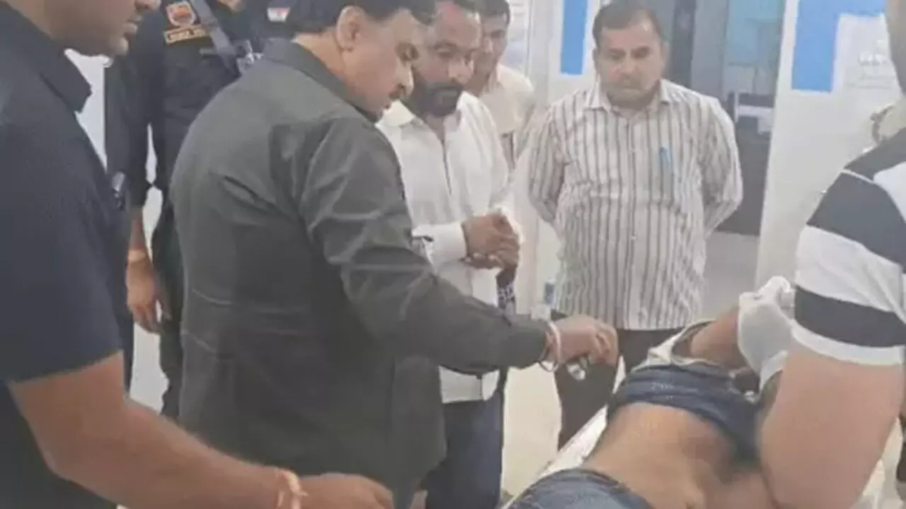 Jind: डिप्टी स्पीकर ने सड़क हादसे में घायल को तुरंत अस्पताल पहुँचाया Jind: डिप्टी स्पीकर ने सड़क हादसे में घायल को तुरंत अस्पताल पहुँचाया