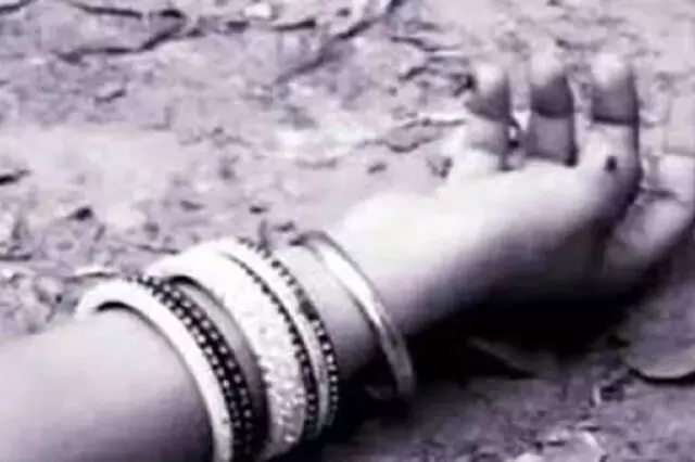 Pilibhit: ससुराल में विवाहिता की मौत, पुलिस ने शुरू की दहेज हत्या की जांच Pilibhit: ससुराल में विवाहिता की मौत, पुलिस ने शुरू की दहेज हत्या की जांच