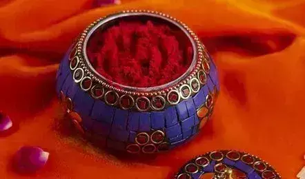 Sindoor लगाने की परंपरा: आस्था, संस्कृति और विज्ञान से जुड़ा है गहरा संबंध Sindoor लगाने की परंपरा: आस्था, संस्कृति और विज्ञान से जुड़ा है गहरा संबंध