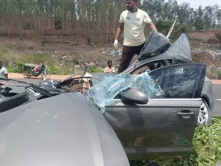 कार-ट्रक की टक्कर में 6 की मौत, 2 घायल कार-ट्रक की टक्कर में 6 की मौत, 2 घायल