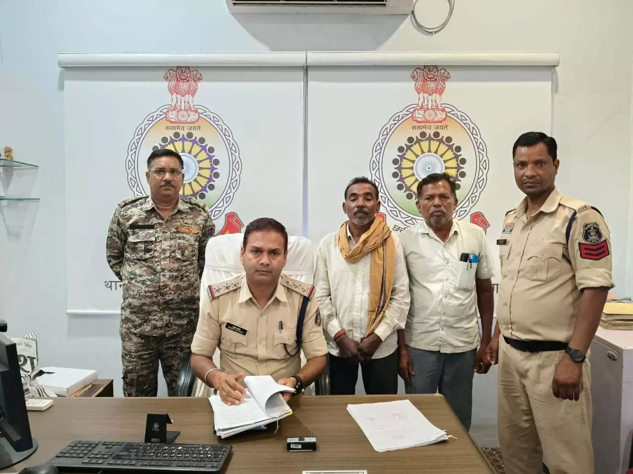 बीमा राशि फर्जीवाड़ा: आधार कार्ड की जन्मतिथि बदलकर ले ली बीमा की रकम, गिरफ्तार बीमा राशि फर्जीवाड़ा: आधार कार्ड की जन्मतिथि बदलकर ले ली बीमा की रकम, गिरफ्तार