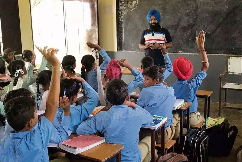 Amritsar: सरकारी शिक्षकों से स्कूलों में नामांकन लक्ष्य पूरा करने को कहा गया Amritsar: सरकारी शिक्षकों से स्कूलों में नामांकन लक्ष्य पूरा करने को कहा गया