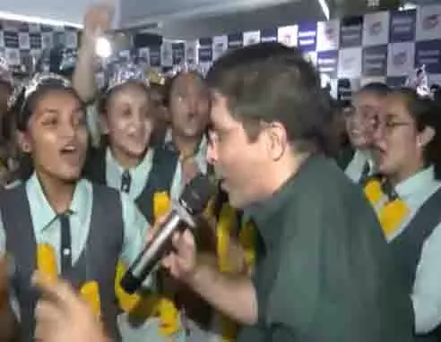 गुजरात के Rajkot में 10वीं कक्षा के परिणाम घोषित होने के बाद छात्रों ने मनाया जश्न गुजरात के Rajkot में 10वीं कक्षा के परिणाम घोषित होने के बाद छात्रों ने मनाया जश्न