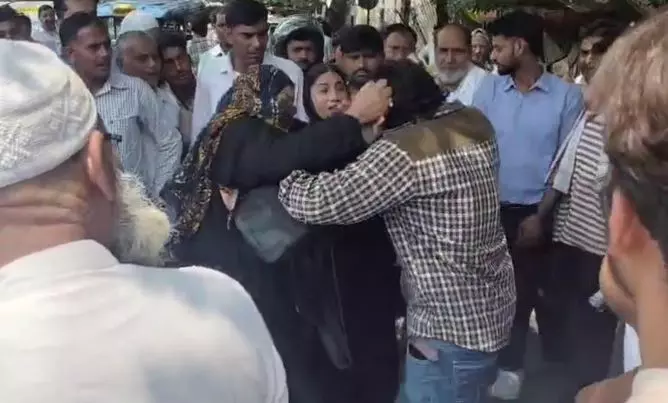 Haridwar: बीच सड़क पर शादीशुदा बेटी और प्रेमी की पिटाई, मां का फूटा गुस्सा video Haridwar: बीच सड़क पर शादीशुदा बेटी और प्रेमी की पिटाई, मां का फूटा गुस्सा video
