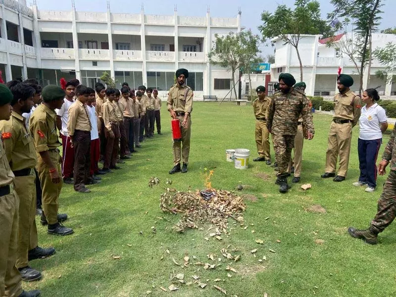 NCC कैडेटों ने पूरे क्षेत्र में मॉक ड्रिल में हिस्सा लिया NCC कैडेटों ने पूरे क्षेत्र में मॉक ड्रिल में हिस्सा लिया