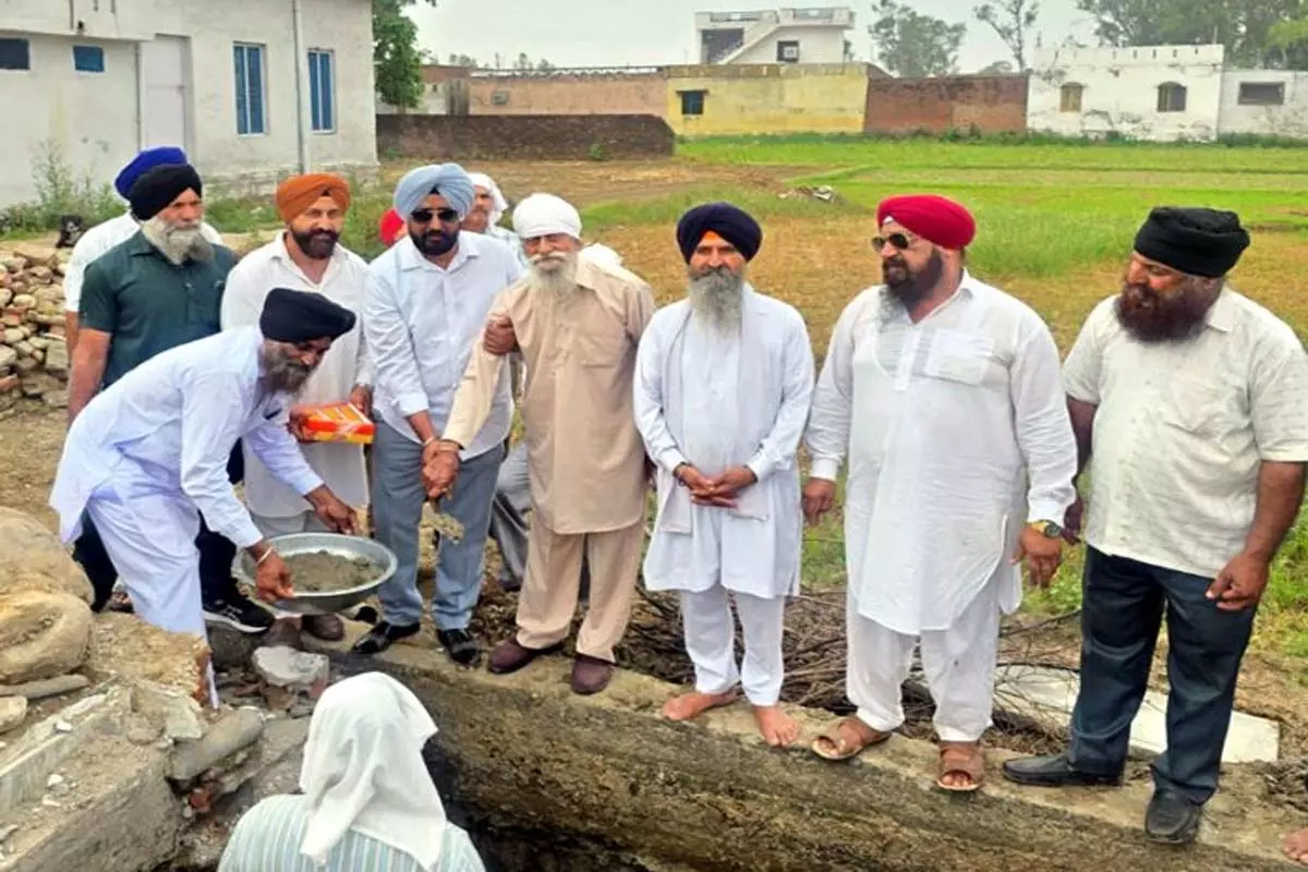 Jammu: टोनी ने गुरुद्वारा साहिब की आधारशिला रखी Jammu: टोनी ने गुरुद्वारा साहिब की आधारशिला रखी