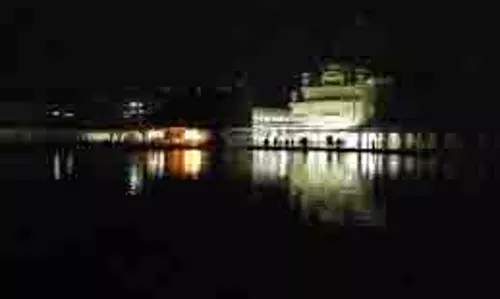 Amritsar: देर रात फिर बजा सायरन, धमाकों की खबरों के बीच फिर हुआ ब्लैकआउट Amritsar: देर रात फिर बजा सायरन, धमाकों की खबरों के बीच फिर हुआ ब्लैकआउट