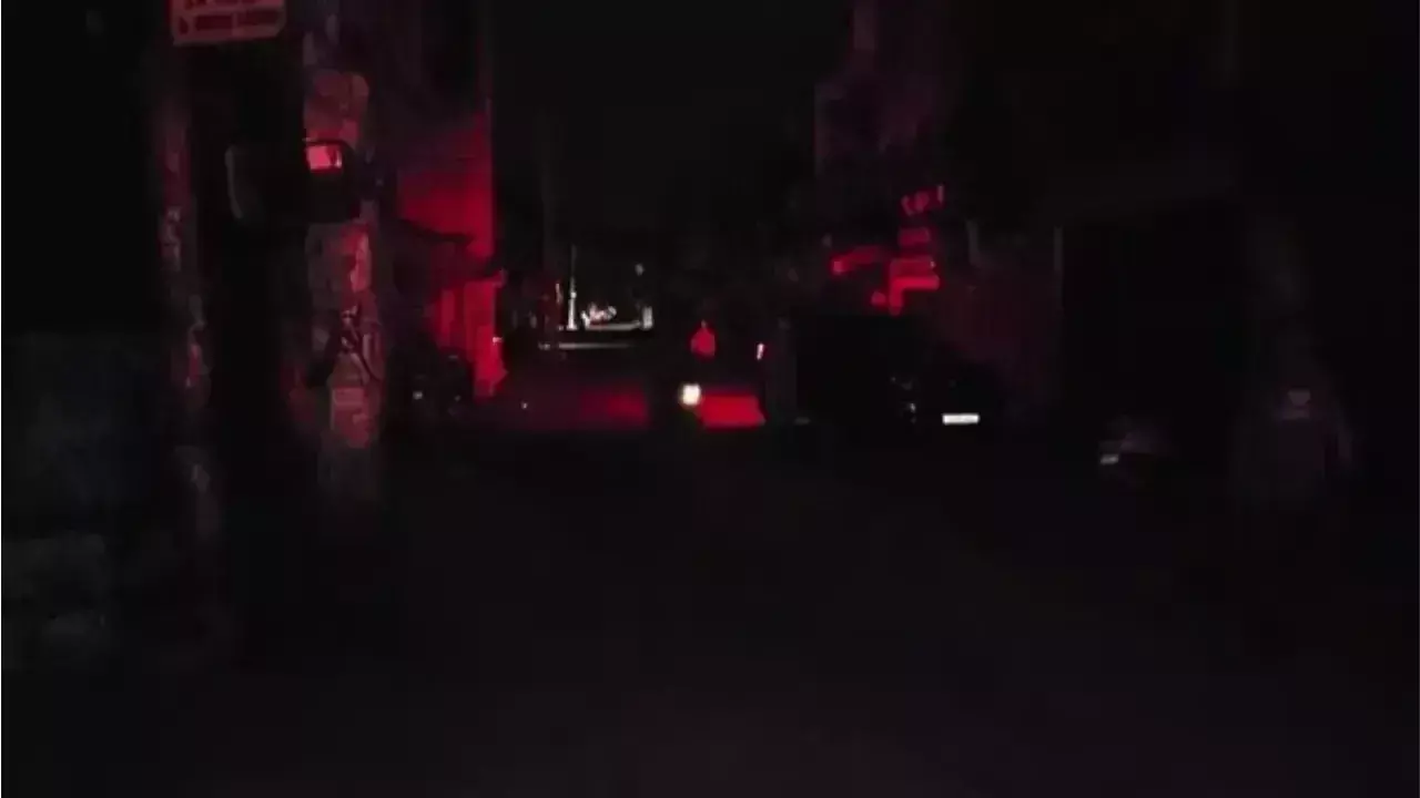 Ghaziabad: हाई-राइज़ सोसायटियों में ब्लैकआउट मॉक ड्रिल, नागरिकों की तत्परता का परीक्षण Ghaziabad: हाई-राइज़ सोसायटियों में ब्लैकआउट मॉक ड्रिल, नागरिकों की तत्परता का परीक्षण