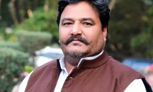 Morena: मध्य प्रदेश के पूर्व मंत्री गिर्राज दंडोतिया सड़क हादसे में घायल Morena: मध्य प्रदेश के पूर्व मंत्री गिर्राज दंडोतिया सड़क हादसे में घायल