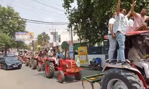 बिजनौर : सेना के सम्मान में किसानों का ट्रैक्टर मार्च, पाकिस्तान को दी चेतावनी