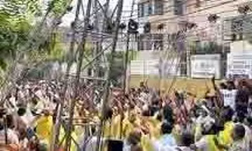 UP News: पदयात्रा के दौरान गिरने लगा लोहे का ट्रस , मची अफरा-तफरी UP News: पदयात्रा के दौरान गिरने लगा लोहे का ट्रस , मची अफरा-तफरी