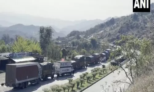 Jammu-Srinagar National Highway पर भूस्खलन के बाद वाहनों की आवाजाही रोक दी गई