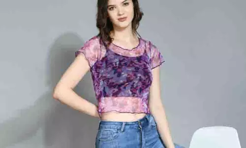Fashion Tips:   गर्मियों में लड़कियों की पहली पसंद होते हैं क्रॉप टॉप, नए लुक के लिए लें इन टिप्स की मदद