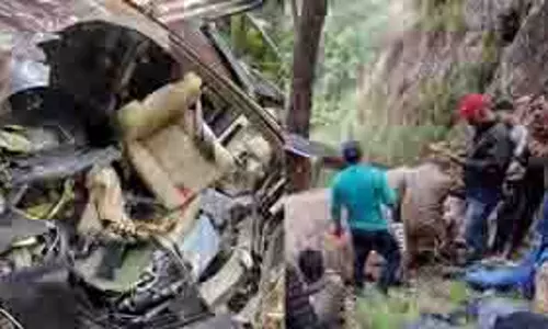 Uttarakhand: गंगोत्री मार्ग पर हेलीकॉप्टर क्रैश, 5 की मौत, राहत कार्य जारी Uttarakhand: गंगोत्री मार्ग पर हेलीकॉप्टर क्रैश, 5 की मौत, राहत कार्य जारी