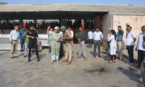Jaipur: जिला कलेक्टर एवं पुलिस अधीक्षक ने मौके पर पहुंचकर मॉक ड्रिल का जायजा लिया Jaipur: जिला कलेक्टर एवं पुलिस अधीक्षक ने मौके पर पहुंचकर मॉक ड्रिल का जायजा लिया