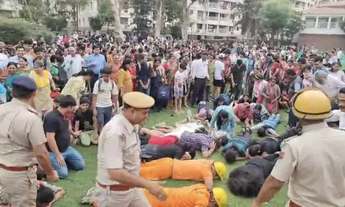 Khairthal-Tijara में हाइड्रोलिक क्रेन के माध्यम से 10 मंजिल से लोगों को किया रेस्क्यू