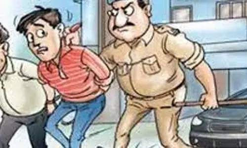 Bareilly: डांस कार्यक्रम बना हंगामे का मैदान, पथराव और फायरिंग में तीन आरोपी गिरफ्तार Bareilly: डांस कार्यक्रम बना हंगामे का मैदान, पथराव और फायरिंग में तीन आरोपी गिरफ्तार