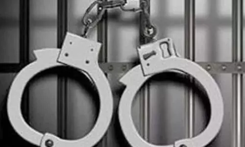 Police ने दो युवकों के खिलाफ मामला दर्ज किया, हिरासत की मांग की