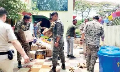 Siliguri में नकली शराब बनाने वाली फैक्ट्री का भंडाफोड़ Siliguri में नकली शराब बनाने वाली फैक्ट्री का भंडाफोड़