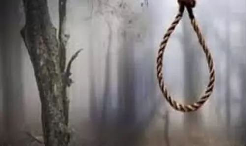 Shahjahanpur में युवक का संदिग्ध सुसाइड, पेड़ से लटका मिला शव