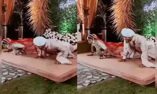 स्टेज पर ही पुश-अप्स मारने लगे दूल्हा-दुल्हन, देखें वायरल हुआ VIDEO