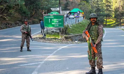 नियंत्रण रेखा से सटे होने के कारण कश्मीर के गुलमर्ग रिसॉर्ट को पर्यटकों के लिए बंद कर दिया गया