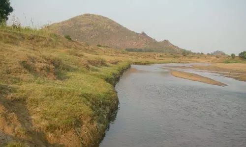 किसानों ने कृषि भूमि के कटाव को रोकने के लिए तटबंध बनाने की मांग की किसानों ने कृषि भूमि के कटाव को रोकने के लिए तटबंध बनाने की मांग की