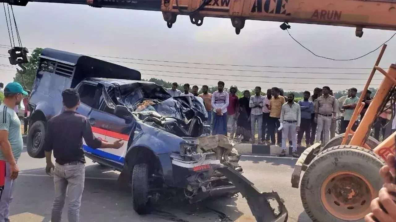 Aligarh: पुलिस वाहन की टक्कर से SI और आरोपी समेत 5 की मौत Aligarh: पुलिस वाहन की टक्कर से SI और आरोपी समेत 5 की मौत