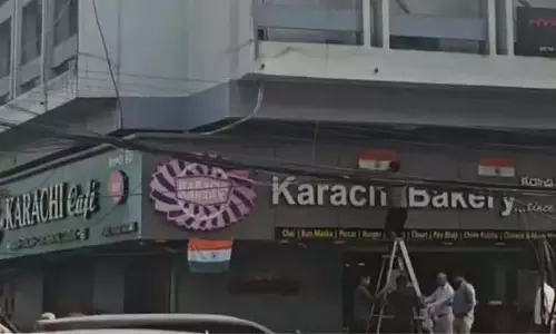 Telangana: कराची बेकरी आउटलेट्स ने तिरंगा प्रदर्शित किया Telangana: कराची बेकरी आउटलेट्स ने तिरंगा प्रदर्शित किया