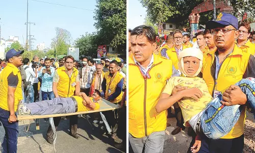 Kanpur में मॉक ड्रिल से मचा हड़कंप, हमले से बचने की दी गई जानकारी Kanpur में मॉक ड्रिल से मचा हड़कंप, हमले से बचने की दी गई जानकारी