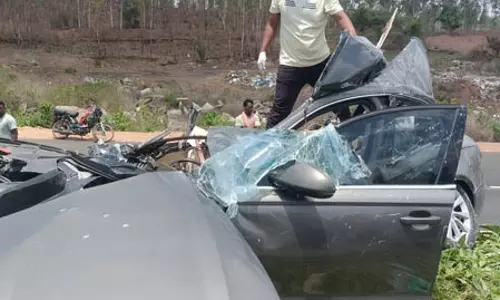 कार-ट्रक की टक्कर में 6 की मौत, 2 घायल कार-ट्रक की टक्कर में 6 की मौत, 2 घायल