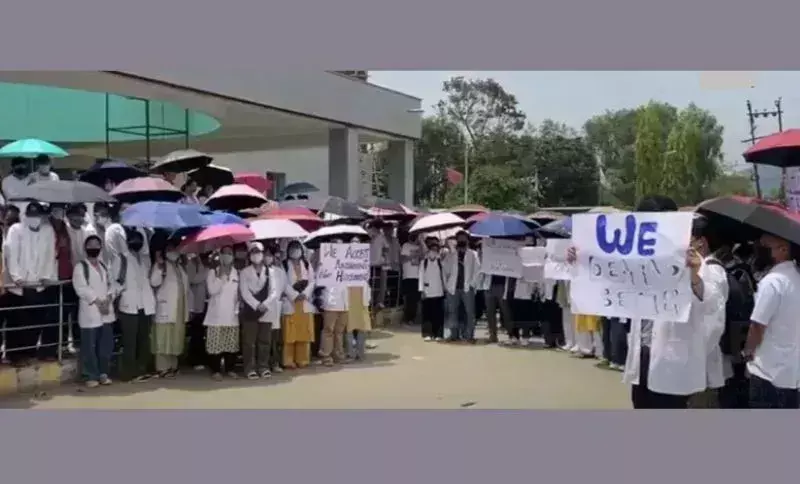 Manipur: RIMS इंफाल के छात्रों ने प्रदर्शन कर निदेशक के इस्तीफे की मांग की Manipur: RIMS इंफाल के छात्रों ने प्रदर्शन कर निदेशक के इस्तीफे की मांग की