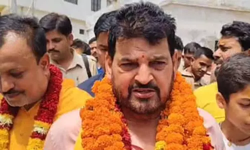 कांग्रेस एक तरफ समर्थन देती है और दूसरी तरफ बड़ी गलती करती है : सांसद बृजभूषण शरण सिंह कांग्रेस एक तरफ समर्थन देती है और दूसरी तरफ बड़ी गलती करती है : सांसद बृजभूषण शरण सिंह