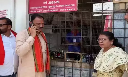 शराब दुकान पहुंचे स्वास्थ्य मंत्री, अफसरों के उड़े होश शराब दुकान पहुंचे स्वास्थ्य मंत्री, अफसरों के उड़े होश