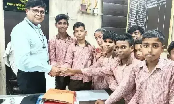 Badaun: छात्रों ने बीएसए कार्यालय में जाना शैक्षिक प्रक्रियाओं का महत्व Badaun: छात्रों ने बीएसए कार्यालय में जाना शैक्षिक प्रक्रियाओं का महत्व