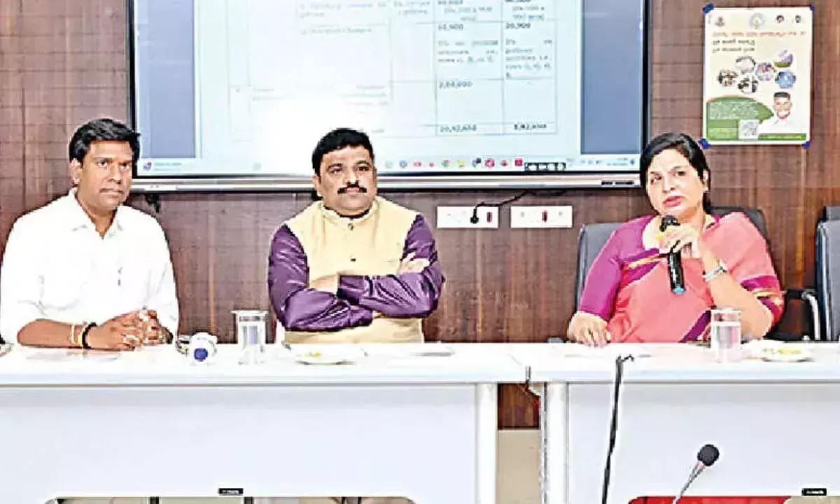 Andhra: हथकरघा कारीगरों को उद्यमी के रूप में उभरना चाहिए: आयुक्त Andhra: हथकरघा कारीगरों को उद्यमी के रूप में उभरना चाहिए: आयुक्त