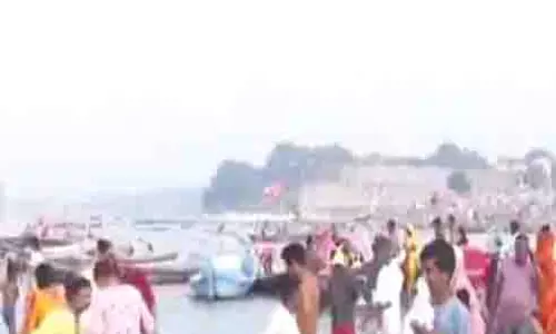 मोहिनी एकादशी पर भक्तों ने Prayagraj में संगम पर पवित्र डुबकी लगाई